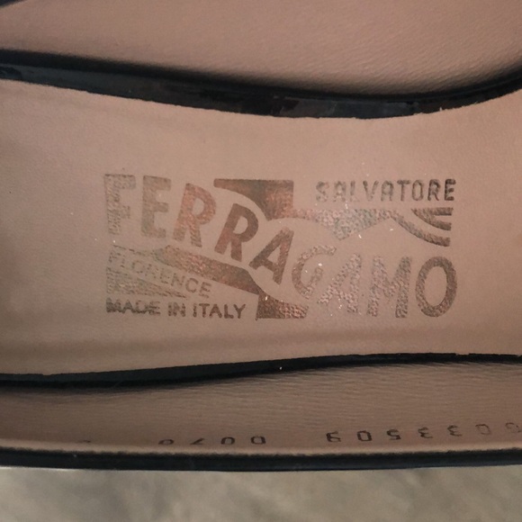 Ferragamo classic black shoes size 6 very good condition with bag - Picture 3 of 5